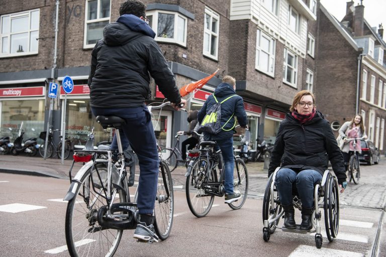 oversteken rolstoel
