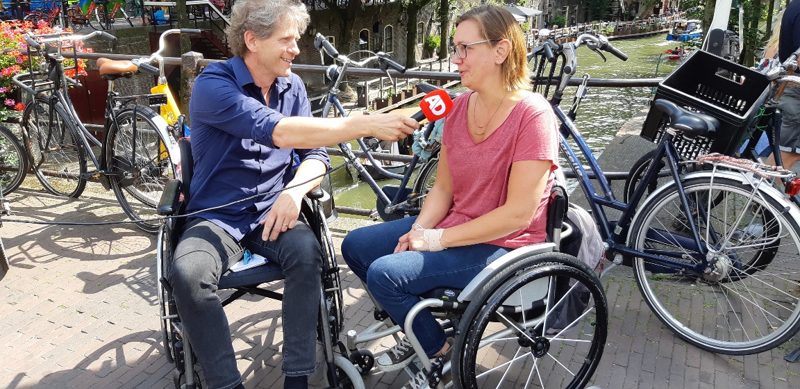AD journalist Maarten Venderbosch gaat rollend door Utrecht met Nicoletten van der Drift