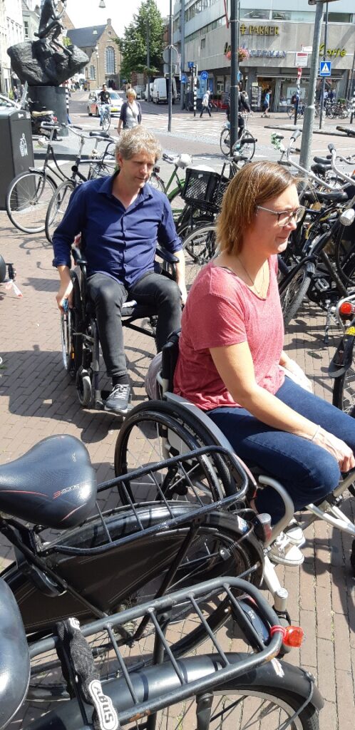 Langs een woud van fietsen